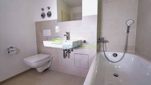 frisch renoviertes Bad - 
