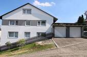 Westansicht mit Doppelgarage - 1 Zimmer Mehrfamilienhaus, Wohnhaus in Altdorf-Pfettrach