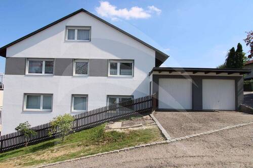 Westansicht mit Doppelgarage - 1 Zimmer Mehrfamilienhaus, Wohnhaus in Altdorf-Pfettrach