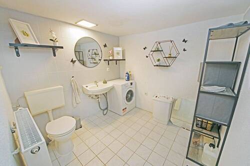HWR mit Waschmaschine und WC im Nebengelass - 