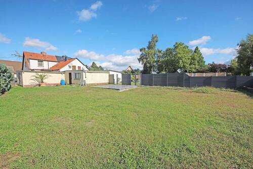 Blick auf Haus und Grundstück - 