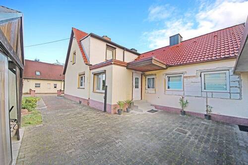 Hausansicht / Hofbereich (Hauseingang) - 4 Zimmer Doppelhaushälfte zum Kaufen in Muldestausee