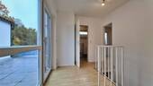 Flur im Obergeschoss mit Balkonzugang - 