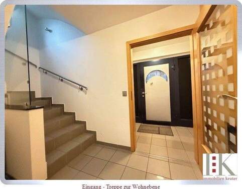 Eingang - Treppe zur Wohnebene - Einfamilienhaus mit 140,60 m&sup2; in Meerbusch zum Kaufen