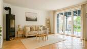 Wohnzimmer mit schönem Kaminofen - 4 Zimmer Doppelhaushälfte zum Kaufen in Itzstedt