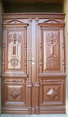 Eingangsportal - Zweifamilienwohnhaus mit Ausbaupotenzial und großem Grundstück