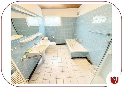 Dusch-Wannen-Bad mit WC und Fenster - 
