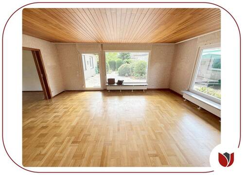 Wohnzimmer mit Gartenblick und Parkettboden - Bungalow mit 120,60 m&sup2; in Leichlingen zum Kaufen