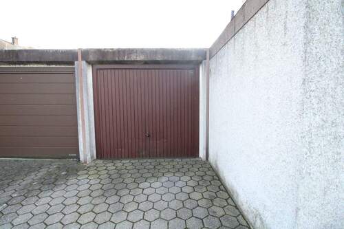Garage und Stellplatz - 