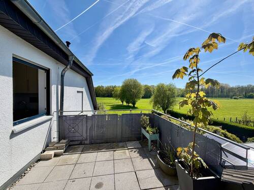 Große Dachterrasse nach Süden - Rarität - Bezugsfreie Dachgeschoss-Wohnung (2. OG) mit großer Terrasse und Südausrichtung, Tiefgaragenstellplatz in Aachen-Lichtenbusch (Deutschland)