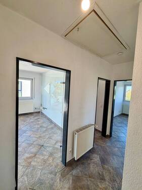 Flur mit Zugang auf Dachboden - 3 Zimmer Etagenwohnung in Aachen