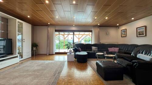 Haus 1 großes helles Wohnzimmer - 9 Zimmer Einfamilienhaus in Göllheim