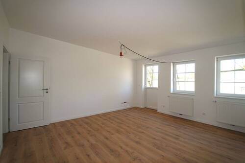 Zimmer 2 mit Zugang zum Balkon - 