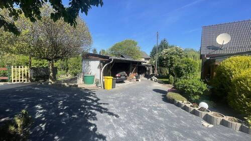Hof mit Carport - 6 Zimmer Einfamilienhaus in Pulsnitz