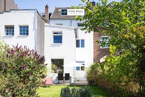 Gartenansicht - Stilvolles Einfamilienhaus mit modernem Charme und großzügigem Garten