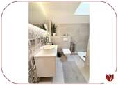 Saniert 2020: Bad im OG mit Dusche, WC, Oberlicht - 