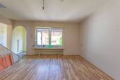 Wohnzimmer mit Zugang zum Esszimmer und in den Garten - 
