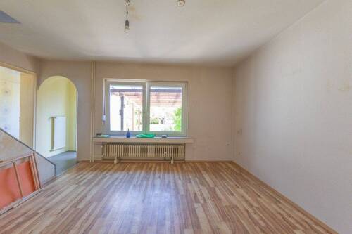 Wohnzimmer mit Zugang zum Esszimmer und in den Garten - 