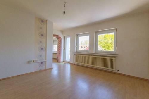 großes Schlafzimmer mit Zugang zur Dachterrasse im OG - 