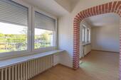 großes Schlafzimmer mit Zugang zur Dachterrasse im OG - 