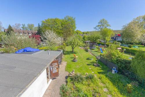 Blick in den Garten von der Dachterrasse aus - 