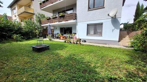 Gartenanteil mit Terrasse - Gemütliche 2 - Zimmer Souterrainwohnung mit eigener Terrasse und kleinem Gartenanteil