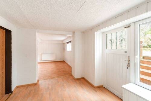 Raum im Souterrain mit separatem Zugang zum Garten - 