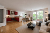 Wohnzimmer mit Küche - 3 Zimmer Etagenwohnung in Berlin