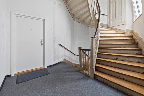 Treppenhaus, Eingang sanierte Wohnung - 