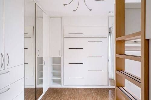 Raum 1 mit Einbauten und Terrassenzugang - 