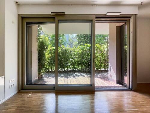 Raum 2 mit Blick zur Terrasse - 2 Zimmer Etagenwohnung in Berlin