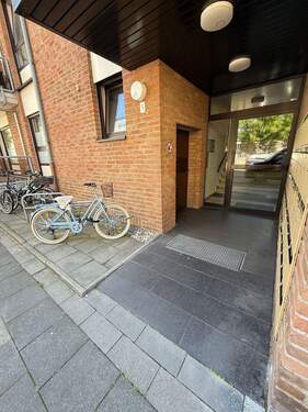 Hauseingang - 2 Zimmer Etagenwohnung in Köln