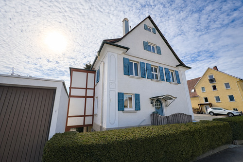 Hausansicht - Attraktives Mehrfamilienhaus mit großem Garten und Entwicklungspotenzial
