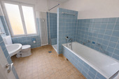 Duschbad mit Badewanne - 