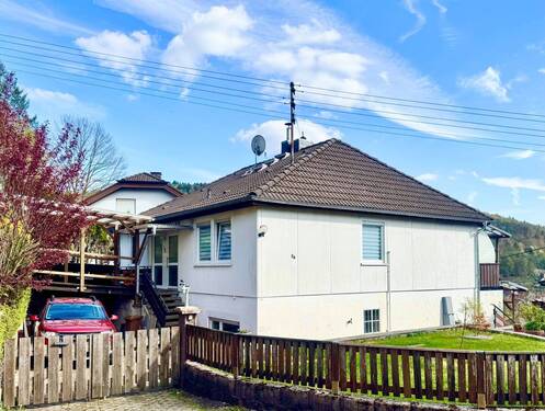 Hausansicht - TRADITIONELL: FREISTEHENDES HAUS IN HERRLICHER AUSSICHTSLAGE!