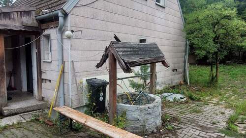 HausOst.jpg - Altes Renovierungsbedürftiges Haus - grün eingewachsenen Grundstück in sehr ruhiger Waldrandlage mit 802 m² in Wiesendorf zu verkaufen
