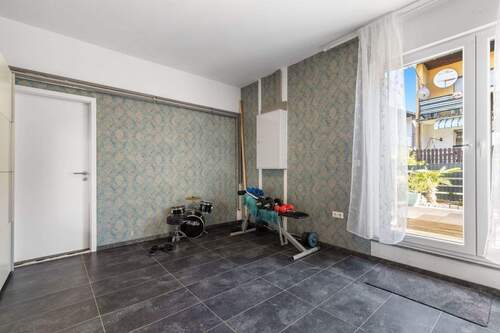 Hobbyraum mit Zugang zum Garten - 