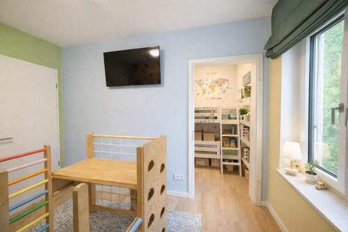 mit Tageslicht und Ankleideraum im Hintergrund - 