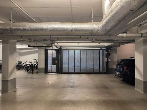 Zufahrt in die Tiefgarage - mit funkgesteuertem Garagentor - 