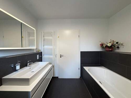 mit schöner Badewanne - 