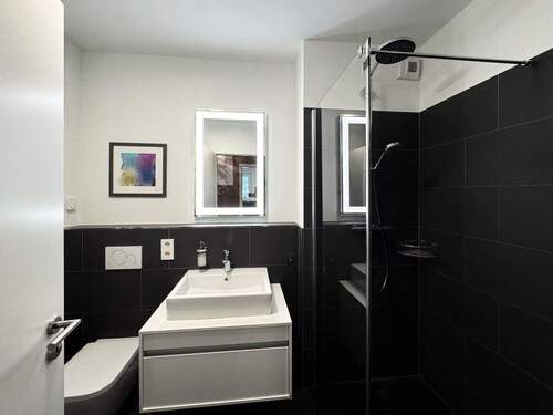 Gästebad mit Dusche und WC - 