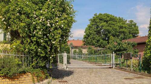 Zufahrt auf das Grundstück - 