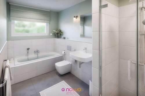Whg. 8 - Bad mit Wanne, Dusche und Fenster - 