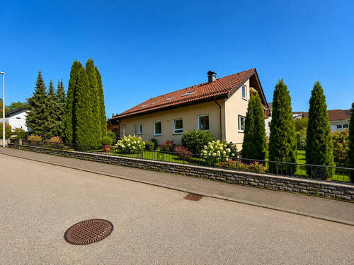 Hausansicht Strasse - 1 Zimmer Einfamilienhaus in Balingen
