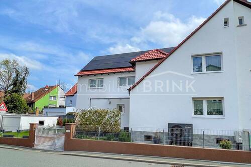 Hausansicht mit Garage von Straßenseite.jpg - RESERVIERT: Hightech trifft Wohnkomfort: Komplett sanierte DHH mit Garten, Smarthome, zwei Garagen in Toplage von Langenzenn