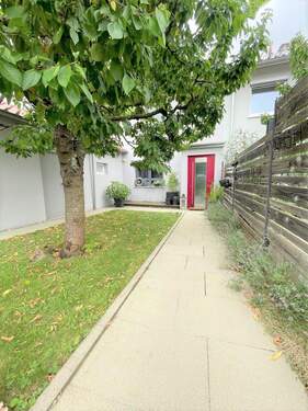 Blick auf den Hauseingang (2) - Etagenwohnung mit 130,00 m² in Esslingen am Neckar zum Kaufen