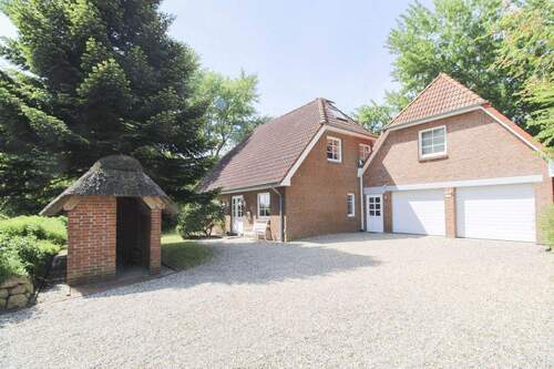 repräsentative Auffahrt - Ruheoase vor den Toren von Sylt und Föhr: Gepflegtes Einfamilienhaus mit großem Saunabereich.