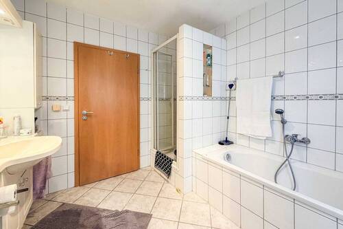 Wannenbad EG Ansicht 01 - 6 Zimmer Doppelhaushälfte zum Kaufen in Chemnitz