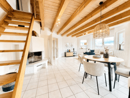 Wohn-Essbereich mit Kamin - Wohnen mit Charakter - lichtdurchflutete Maisonettewohnung am grünen Ortsrand