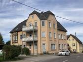 Hausansicht - 3-Raumwohnung mit Balkon und Carport